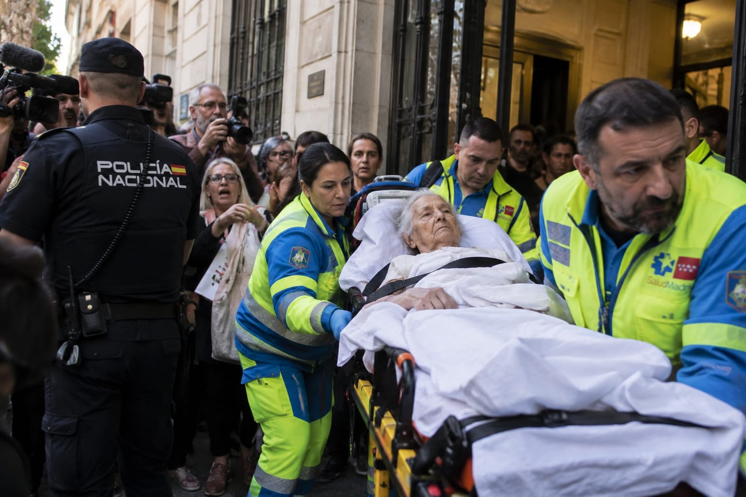 “Imagen ilustrativa de una mujer mayor siendo trasladada en camilla tras un desahucio”