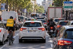 Tráfico en España con taxi, repartidor, motorista y camión