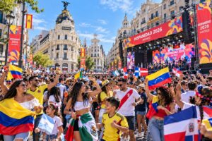 Fiesta de Hispanidad 2026 en Gran Vía de Madrid con familias y banderas latinoamericanas