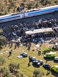 Tren de alta velocidad accidentado en Toledo con vagones destrozados y equipos de emergencia atendiendo la zona.